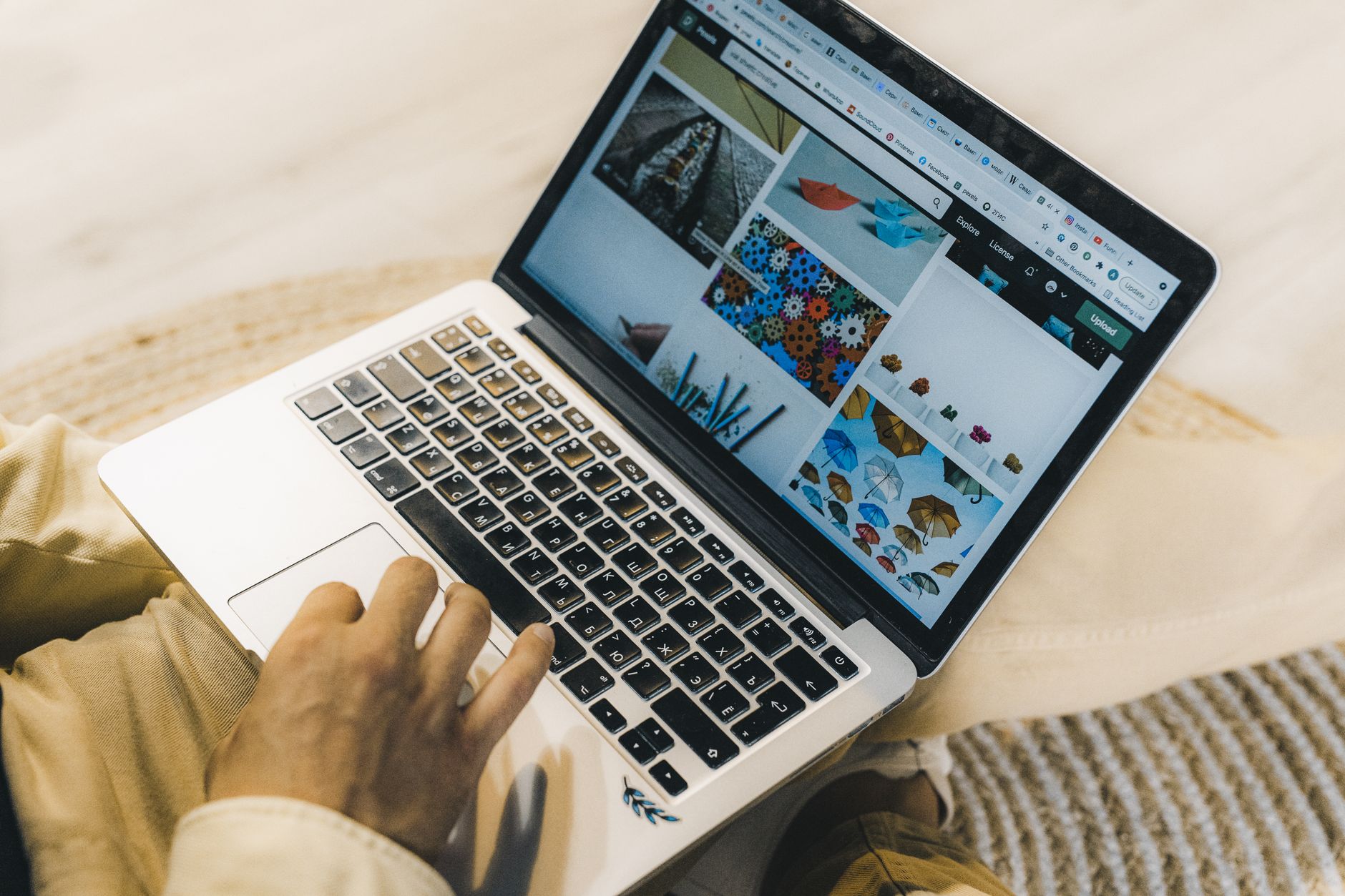 穏やかな自然光のリビングにノートPC。Webデザインスクールおすすめの学習空間